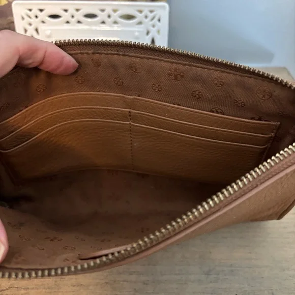 Tory Burch Tan Robinson Pebbled Leather Clutch Bag - Picture 8 of 12